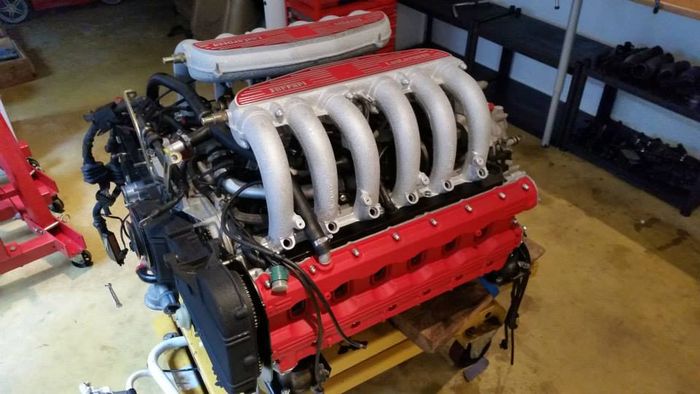 Защо старият 12 цилиндров двигател на Ferrari не е обикновен